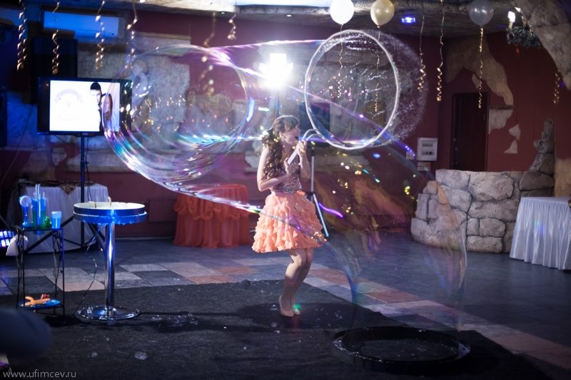 Шоу гигантских мыльных пузырей на свадьбе